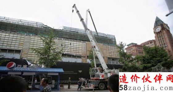 王府井步行街一工地塔吊折臂