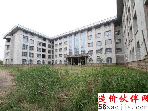 图为酒店外部。