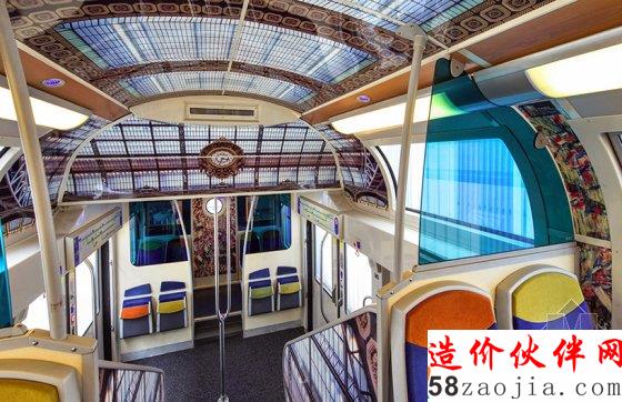 见过手机贴膜 给地铁贴膜你见过没?