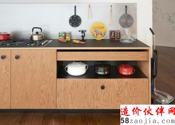 这套简洁直观的厨房系统 用木材营造出高级感