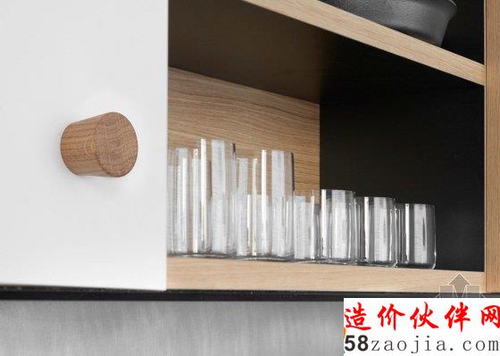 这套简洁直观的厨房系统 用木材营造出高级感