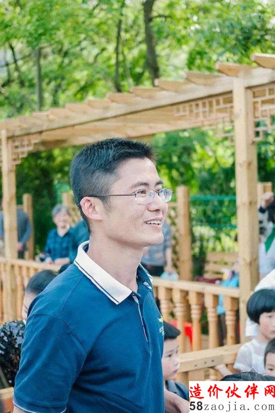 姑娘们不远千里,跑来看他的花园