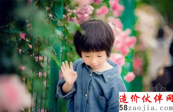 姑娘们不远千里,跑来看他的花园