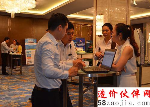 与会企业家积极了解私有云系统