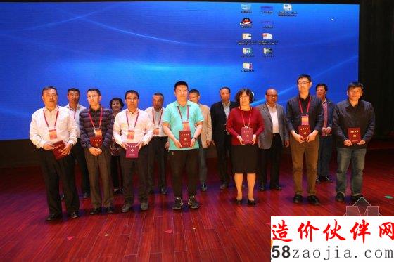 向新入选中国安装协会专家库专家颁发《专家聘书》