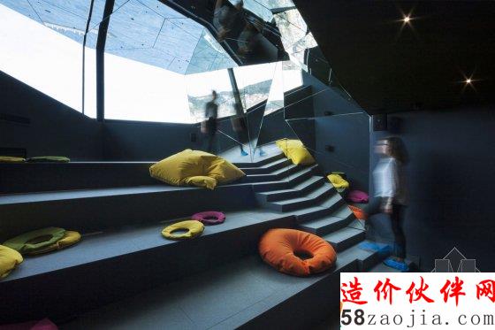 克罗地亚的一个博物馆,竟然只放了一尊青铜雕像