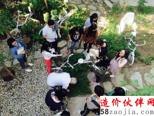 老师带着同学们进行植物教学