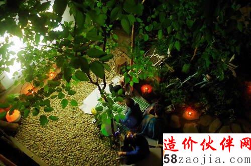 同学们晚上在小花园开露天电影趴