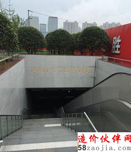 地下通道存在漏雨,地面很潮湿易滑倒。