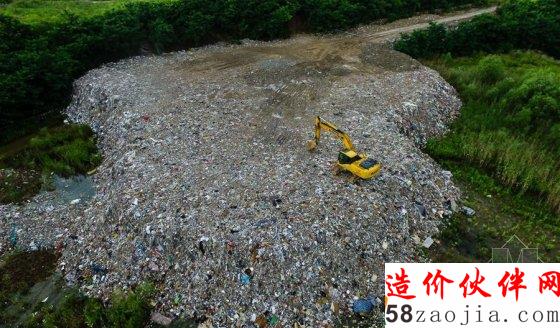 在苏州吴中区金庭镇太湖边,大量垃圾堆积成山