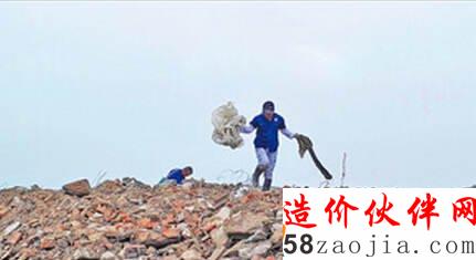 7月12日,上海老港建筑垃圾应急处置场内,工作人员在分拣垃圾