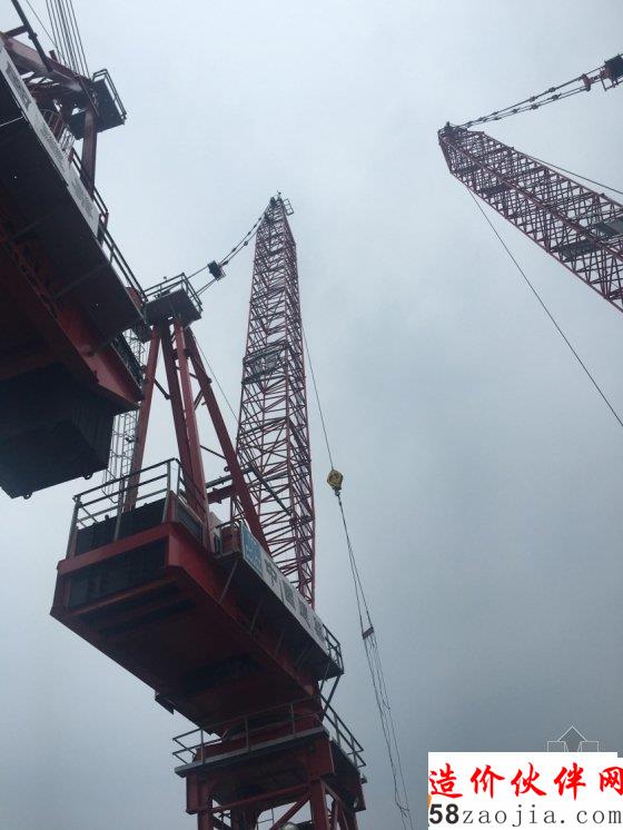 300米高空进行施工