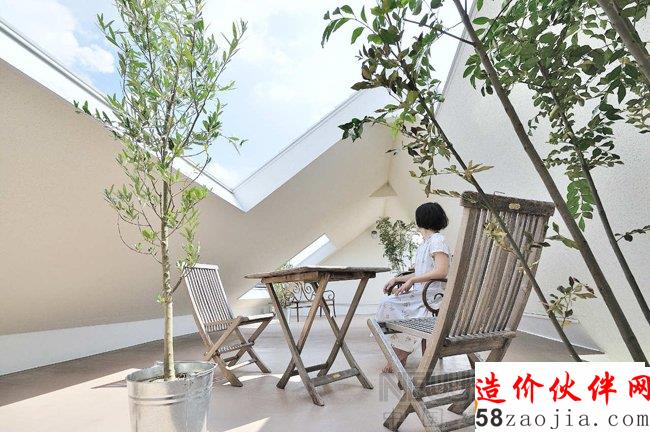 迎向天空和城市的森林屋