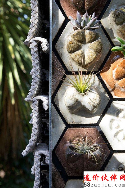 A corner detail shows 3D-printed ceramic “seed stitch” tiles overlapping on the facade corner. The “planter tiles,” which hold succulents and air plants, face forward. 图片 Matthew Millman