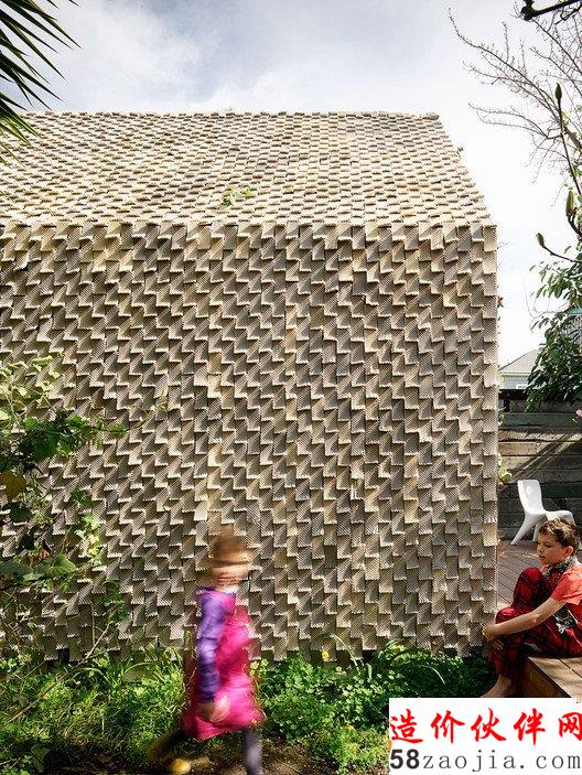 Over 4,500 3D-printed ceramic tiles clad the majority of the building. The calibrated inconsistencies and material behavior make each tile unique. Ever changing shadows transform the cabin’s surface throughout the day as each seed stitch tile is gently curved to receive the sun and cast shadows. 图片 Matthew Millman