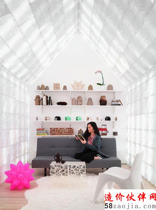 The interior displays 3D printed curiosities, from ceramic vessels, material experiments, and studies. Color changing LED lights, which illuminate the interior through the 3D-printed bio-plastic interior cladding, set a playful mood. 3D-printed furniture and accessories include a pink Picoroco Lamp, coffee table, Coffee-Coffee kettle and cup, and a chair. 图片 Matthew Millman