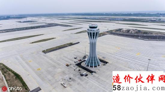 6月25日,北京大兴国际机场西塔台25日通过竣工验收并整体交付使用。 点击进入下一页