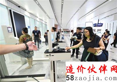 7月19日,北京大兴国际机场首次综合演练,安检采用自助身份验证系统。本版摄影/新京报记者 陶冉