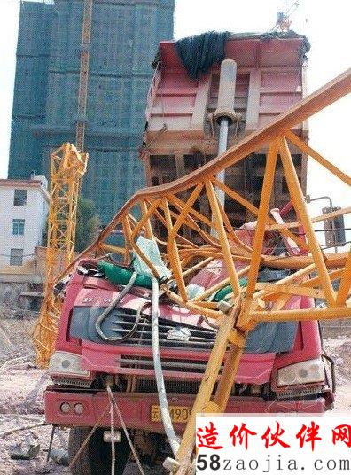 被塔吊砸变形的大车。