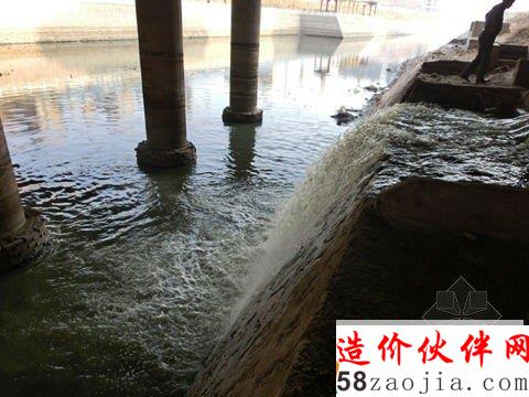 天雄路引河大桥下西岸南侧排污口排出的黄色污水,在桥下坡堤上呈“扇”形铺开泻入引河。 天雄路引河大桥下西岸南侧排污口排出的黄色污水,在桥下坡堤上呈“扇”形铺开泻入引河。