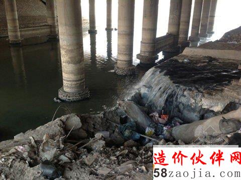 天雄路引河大桥下西岸北侧桥堤坡已经被污水冲坏。 天雄路引河大桥下西岸北侧桥堤坡已经被污水冲坏。