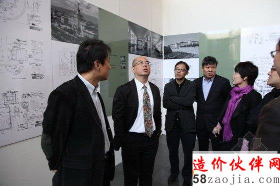 出席仪式的嘉宾参观北京院科研与设计成果展