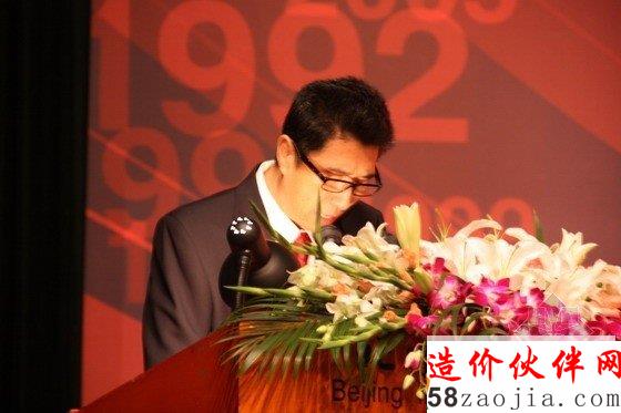 会议由中国建筑学会秘书长徐宗威主持