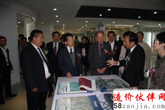 嘉宾参观中装绿色装饰材料直供市场