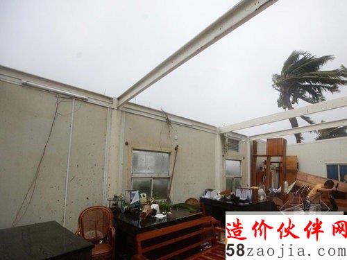 图为三亚一处办公场所屋顶被掀翻