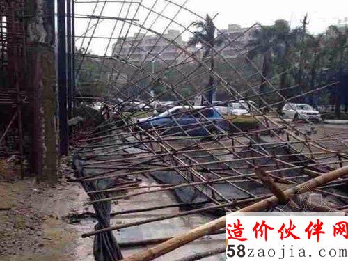 三亚某建筑工地的脚手架被吹倒