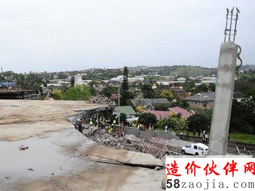 图为该商场坍塌