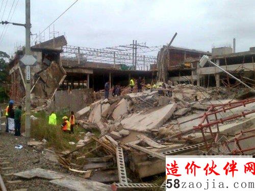 图为该商场坍塌