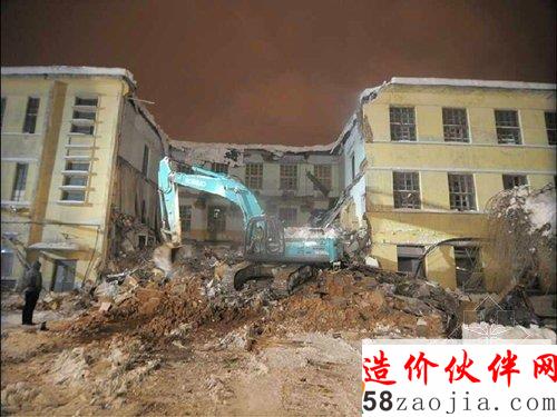 图为该坍塌的厂房