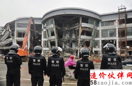 图为民警协助拆迁工作