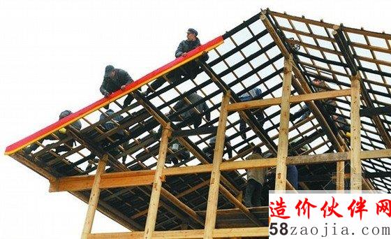 村民正在搭建的木房