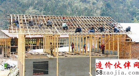 村民正在给木房上瓦