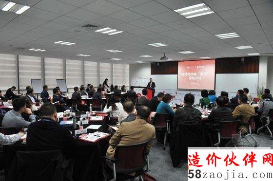 企业家学员们在分组讨论