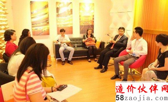 中孚泰文化集团董事长谭泽斌(右三)在中孚泰声学体验室接受媒体采访