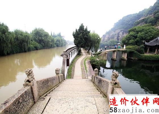 浙江绍兴现阴阳河 一墙之隔水质大不同_副本.jpg