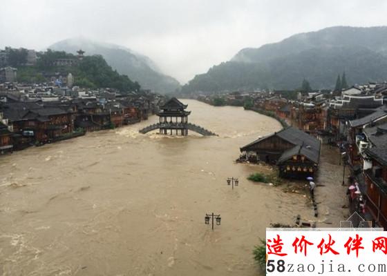 湖南凤凰古城被淹 内涝严重全城停电_副本.jpg