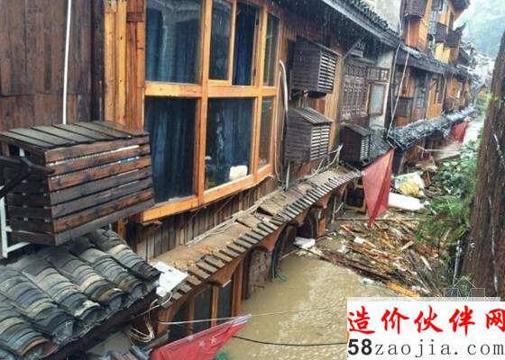 湖南连降暴雨凤凰古城被淹 预警由蓝色升级为_副本.jpg