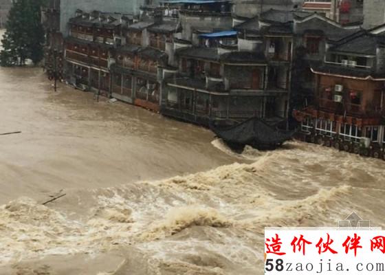 湖南连降暴雨凤凰古城被淹_副本.jpg
