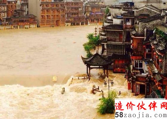 凤凰连降暴雨成灾 古城被淹景区关闭_副本.jpg