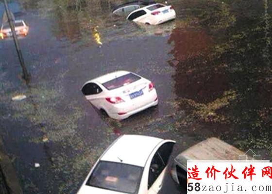 暴雨袭京城18车被淹 司机弃车逃命_副本.jpg