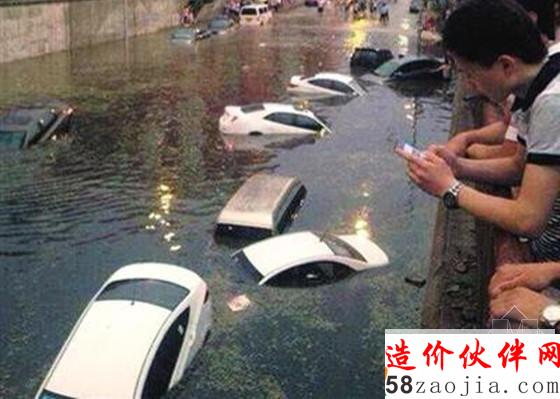 北京暴雨桥下积水2米18辆车被淹_副本.jpg
