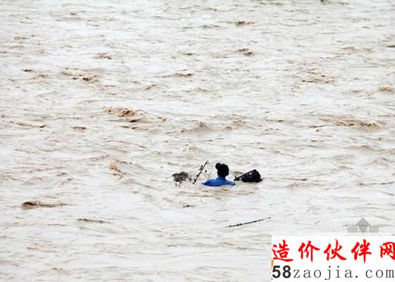 陕西渭河泄洪男子被困在河道内 洪水将其卷走_副本.jpg