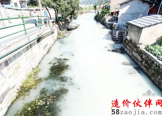 【牛奶河】浙江绍兴河水受污变_副本.jpg