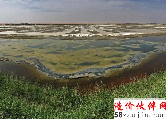 腾格里沙漠腹地现巨型排污池_副本.jpg