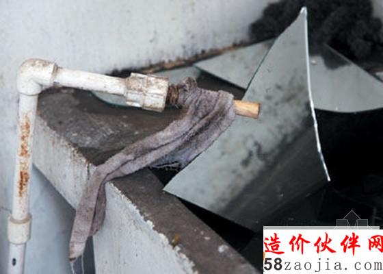拆迁楼水龙头被偷弄得自来水哗哗流_副本.jpg