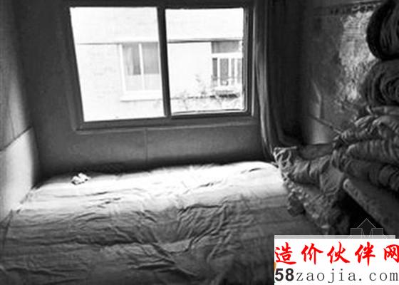 一老楼外挂20余“空中楼阁” 仅靠几根钢管支撑2_副本.jpg